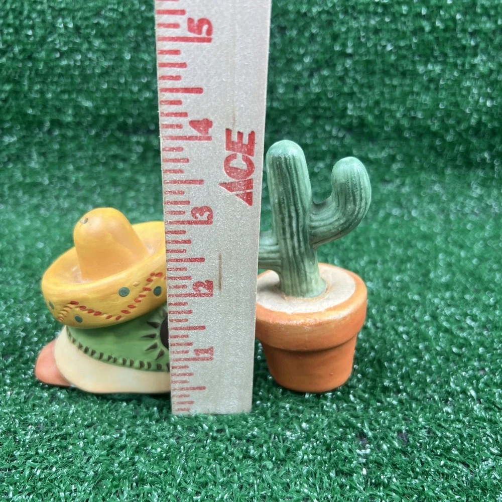 Vintage Senor‎ In Sombrero & Cactus Salt & Pepper Shakers Matte Finish 80's